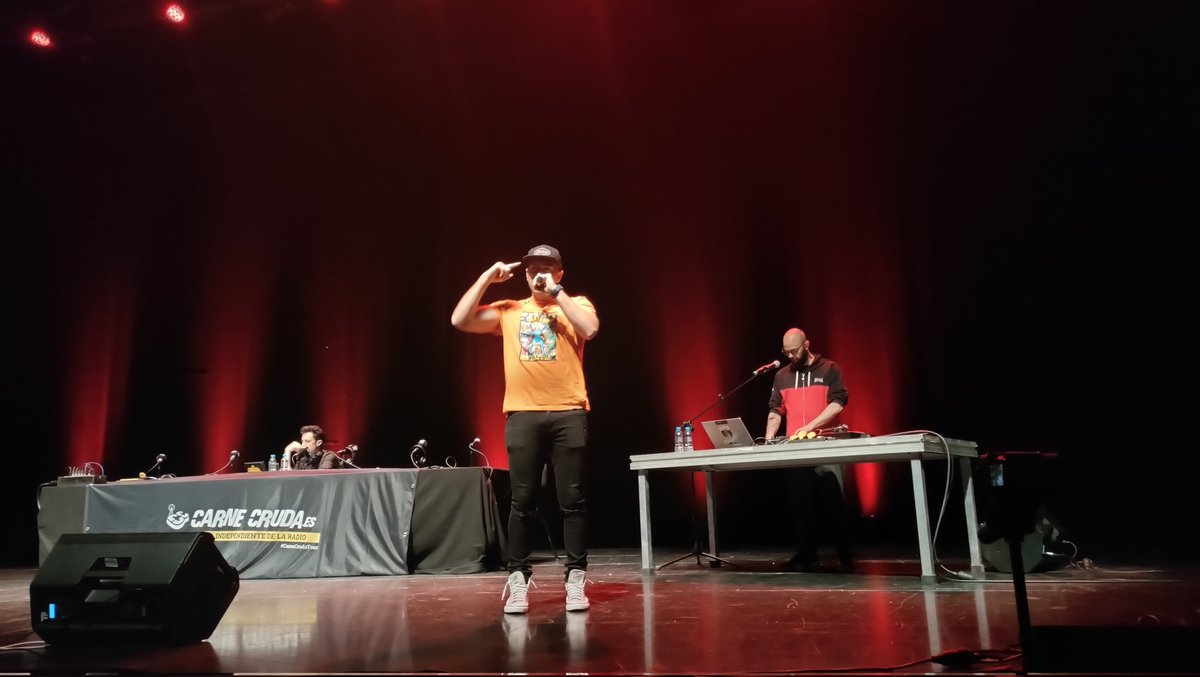 carnecrudaradio's tweet photo. "España tiene cura, pero pasa por una renovación de principios y valores y no parece la vía ni de los lobbies políticos ni de los medios. Se fomentan la rivalidad y la violencia"
@alfonselblue (#Malparlat) habla alto y claro en sus letras. Le está poniendo banda sonora a esto https://t.co/xgaZK8j5vp