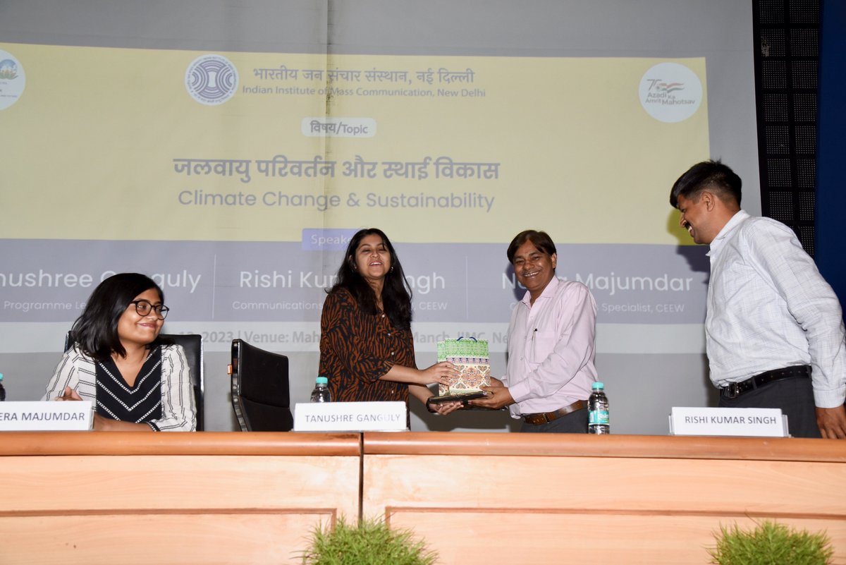 IIMC_India's tweet photo. #FridayDialogue
“If we want to reduce air pollution, we need to cut down emissions at sources. To address air pollution crisis, the key is to control both local &amp; regional sources which require local action &amp; regional coordination.”

- Ms. @tanushree_g, Programme Lead, @CEEWIndia https://t.co/LQtQmZeTD7