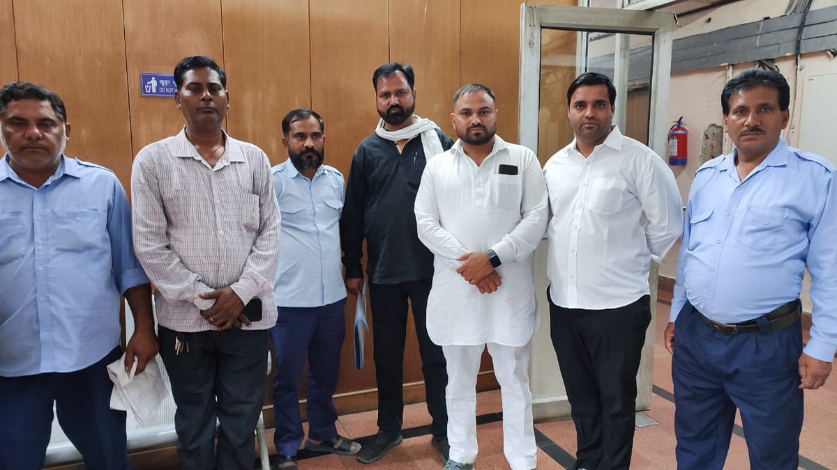 EktaUnion's tweet photo. आज @TransportDelhi के स्पेशल कमिश्नर से चालकों के जटिल मुद्दे पर मुलाकात की।
🚐 स्कूल कैब चालकों को नई कैब के परमिट दिए जाए व ऑटो टैक्सी की तरज पर #DIIMS, फिटनेस फीस, पार्किंग फीस माफ की जाएं।
🚖 DL1RT CNG टैक्सी को 8 साल से बढ़ाकर 10 साल परमिट दिया जाए।
🛺 ऑटो की कालाबाजारी रोकने के लिए ऑटो डीलरों / फाइनेंसरों पर छापेमारी की जाए।
🚌 स्पीड गवर्नर MLC में ₹500 से ज्यादा
चार्ज वसूलने वाली कंपनी का लाइसेंस कैंसिल किया जाए।
सभी संगठनों ने एक सुर में 'मोटर वाहन एग्रीगेट पॉलिसी 2023, का विरोध किया व सरकार को चेतावनी दी अगर इसी तरह दिल्ली सरकार कंपनियों के लिए हमारा रोजगार छीनकर देती रही तो सरकार को बहुत बड़े आंदोलन को झेलना होगा। जब भी कोई अधिकारी आता है दोबारा डिमांड लेटर मांग लेता है आज भी यही हुआ है।