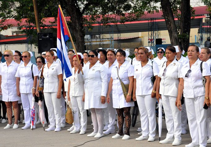 Heroínas y héroes de la resistencia creativa en #Cuba son, entre muchos imprescindibles, las enfermeras y enfermeros de nuestras instituciones de #Salud, que saltan por encima del #Bloqueo  para salvar vidas. En este #DíaInternacionalDeLaEnfermería y todos los días. Felicidades