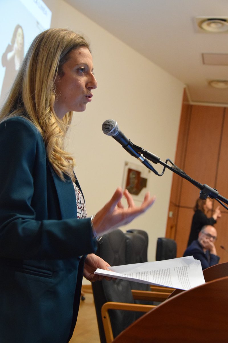 ENS_Italia's tweet image. 🤟 #5ConvegnoLIS Sul palco dell'Aula Magna dell'@UniCalPortale spazio a Carmela Orfanò del @Gruppo_SILIS e alla relazione "Il quarto livello #LIS come riferimento per la certificazione della lingua dei segni. Tra programmazione didattica e livello QCER".