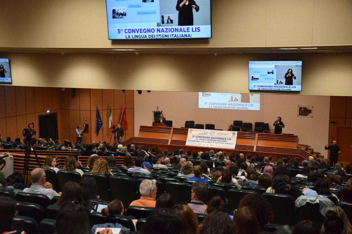 ENS_Italia's tweet image. 🤟 #5ConvegnoLIS Sul palco dell'Aula Magna dell'@UniCalPortale spazio a Carmela Orfanò del @Gruppo_SILIS e alla relazione "Il quarto livello #LIS come riferimento per la certificazione della lingua dei segni. Tra programmazione didattica e livello QCER".