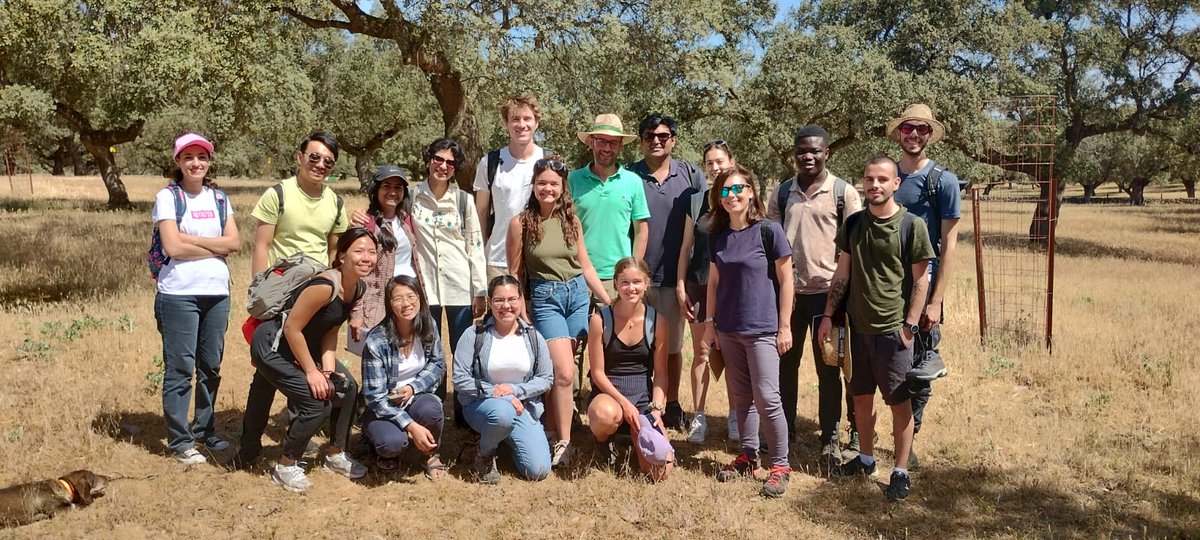 👏La coordinadora de <a href="/MOVINGH2020/">MOVING H2020</a> y una de sus investigadoras @CarmenMaestreD1 visitan junto a los alumnos del máster IMRD una de las áreas donde opera la cadena de valor del jamón ibérico DOP Los Pedroches donde han visitado la dehesa y la fábrica de envasado de leche <a href="/Covap/">COVAP</a>