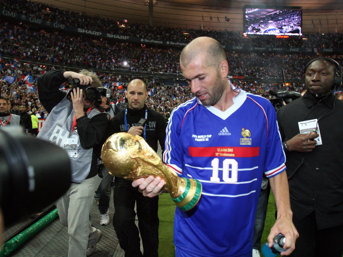 garistengah_id's tweet photo. Pada 1998, Zinedine Zidane memenangkan dua piala: Piala Dunia dan Ballon D'or.

Namun semua itu mungkin tidak akan terjadi jika kepindahannya ke Blackburn beberapa tahun sebelumnya menjadi nyata.

Hah? Zidane hampir gabung Blackburn Rovers? Gimana ceritanya?

Sebuah utas~ https://t.co/jRhsE49Qe7
