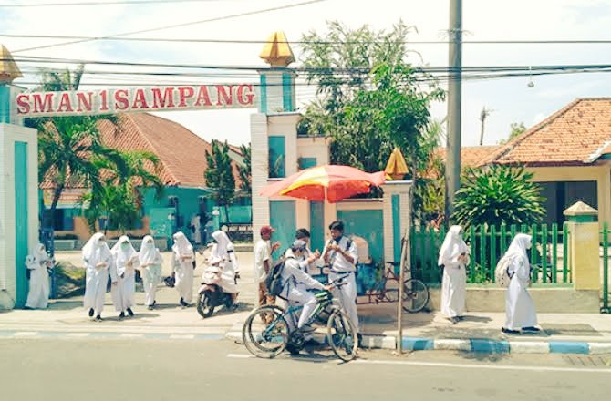 _palungmariana's tweet photo. Sebuah angka yg luar biasa, uang yg sangat bisa digunakan utk beasiswa pendidikan SMA sebanyak 2.200 murid selama 3 thn di Jatim. Korupsi memang acap membuat rugi, tdk cuma dlm skala politik, tapi jg secara ekonomi &amp; sosial seperti pendidikan. https://t.co/8Z4IEUyGfC