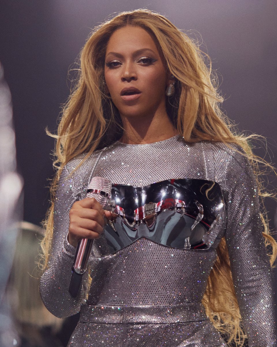 LoeweOfficial's tweet photo. On tour with @Beyonce 

A custom LOEWE look designed for the Renaissance world tour. As seen on stage in Stockholm.

Styling Shiona Turini  

#LOEWE #RenaissanceTour https://t.co/WtE1WTLkK8