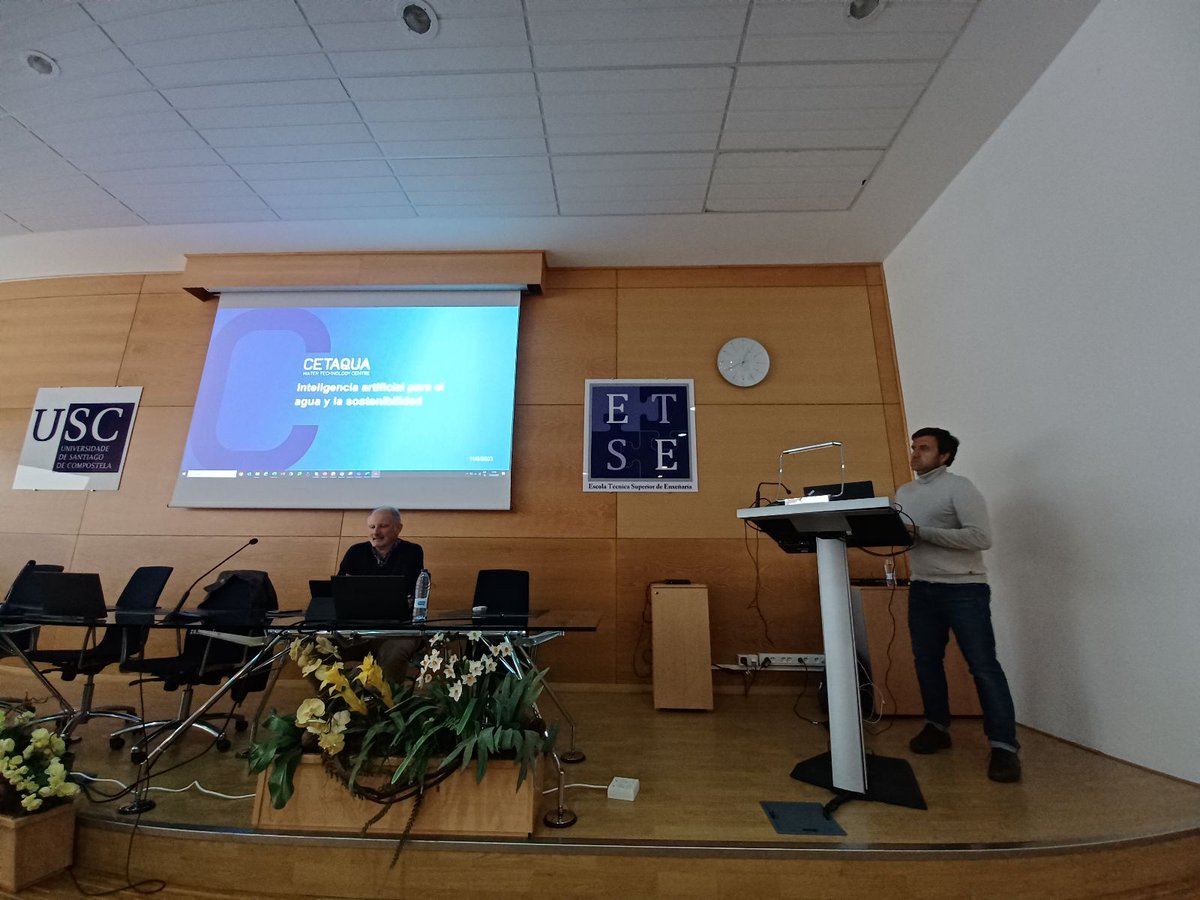 CETAQUA's tweet photo. Compartimos con el alumnado de @etse_usc el potencial que tiene #InteligenciaArtificial en la gestión del ciclo del agua.
Lo hizo nuestro responsable del área #digital, Rafa Giménez (@techisthenewpop), presentando casos de aplicación reales como #EDAR360.
https://t.co/LFafSP4m8k https://t.co/CQ3xdYkubr