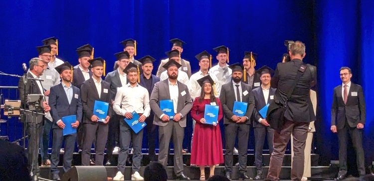 Im Fokus unserer letzten #Graduierungsfeier standen unsere Absolvent*innen des Wintersemesters 2022/2023. Franz erhielt dabei als Semesterbester einen Preis, der von der @datgmbh gestiftet wurde. Leon erhielt einen Förderpreis der Thomas Gessmann-Stiftung. Gratulation an alle!