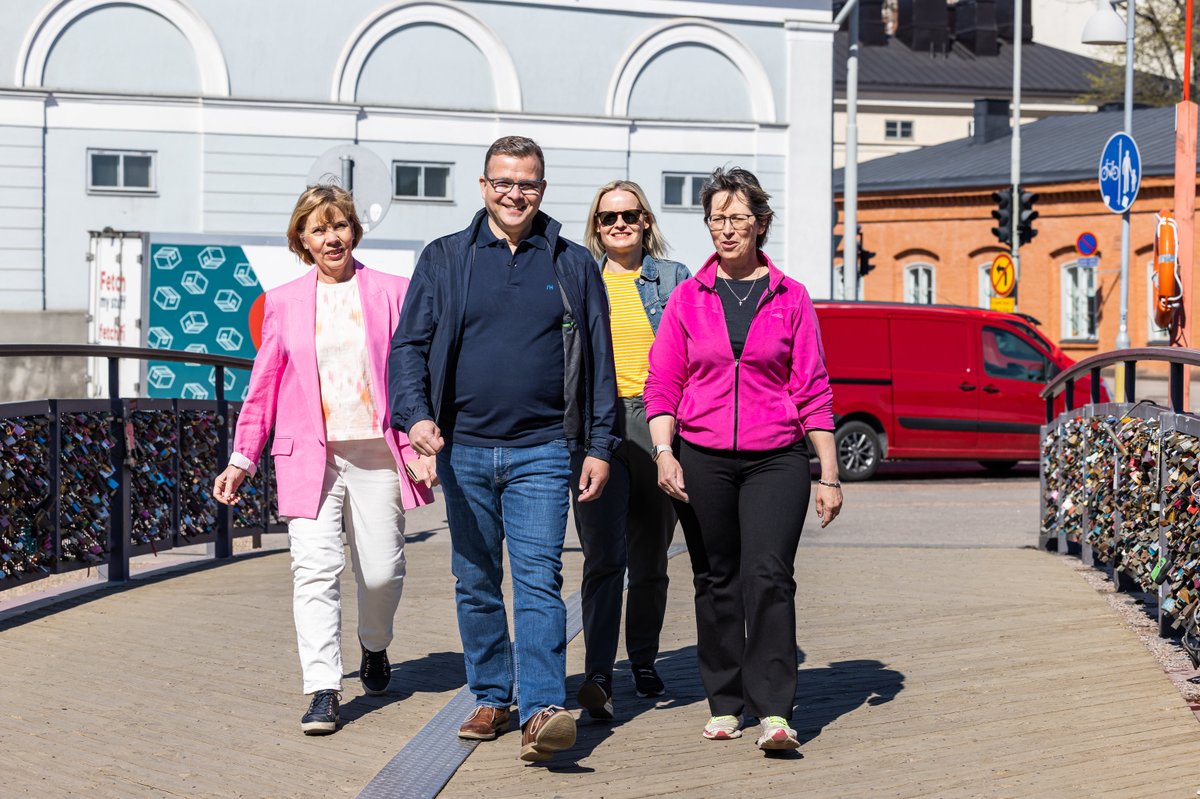 kokoomus's tweet photo. Nyt ylös, ulos ja lenkille – myös hallitusneuvotteluissa! 🚶🏼‍♂️

Petteri Orpo, Riikka Purra, Anna-Maja Henriksson ja Sari Essayah pitivät yhteisen n. 3,5 km kävelykokouksen Katajanokalla. Puhetta riitti liikkumattomuuden ratkomisesta 💪

#hallitusneuvottelut https://t.co/KHM3E1aqn0