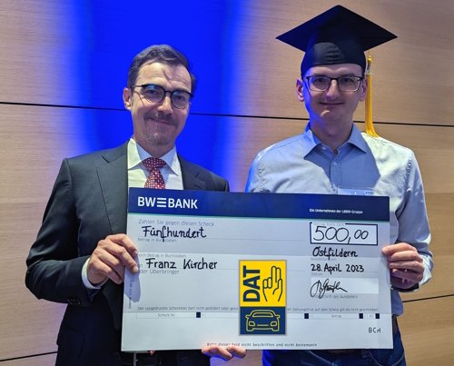 hhn_win's tweet photo. Im Fokus unserer letzten #Graduierungsfeier standen unsere Absolvent*innen des Wintersemesters 2022/2023. Franz erhielt dabei als Semesterbester einen Preis, der von der @datgmbh gestiftet wurde. Leon erhielt einen Förderpreis der Thomas Gessmann-Stiftung. Gratulation an alle! https://t.co/sITQMyjgwq