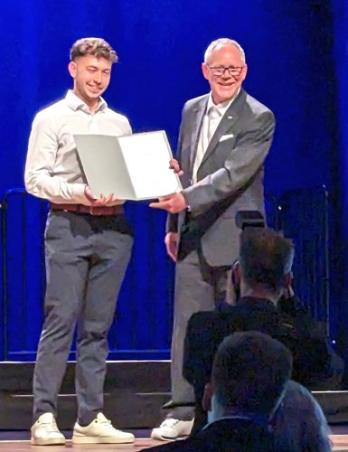 hhn_win's tweet photo. Im Fokus unserer letzten #Graduierungsfeier standen unsere Absolvent*innen des Wintersemesters 2022/2023. Franz erhielt dabei als Semesterbester einen Preis, der von der @datgmbh gestiftet wurde. Leon erhielt einen Förderpreis der Thomas Gessmann-Stiftung. Gratulation an alle! https://t.co/sITQMyjgwq