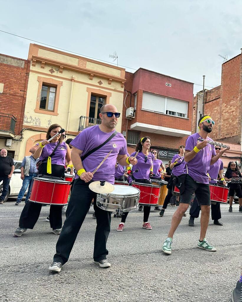 La música té el poder de transmetre energia i alegria. Amb la batucada, aquesta energia és multiplicada! Vine a experimentar la màgia de la batucada amb nosaltres i a deixar-te portar per la música. T'assegurem que sortiràs amb un somriure a la cara i am… instagr.am/p/CsJAt9iNQPH/