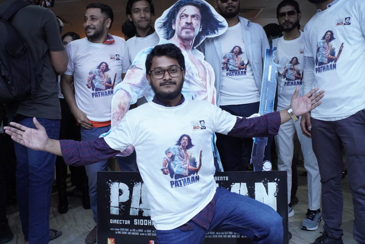 TeamSRKWarriors's tweet photo. SRK Warriors from Bangladesh celebrated First Day First Show of #Pathaan today which was housefull 🔥♥️

Thank you @SRKWarriorsBD!

#ShahRukhKhan https://t.co/Vu6nPvdY3R