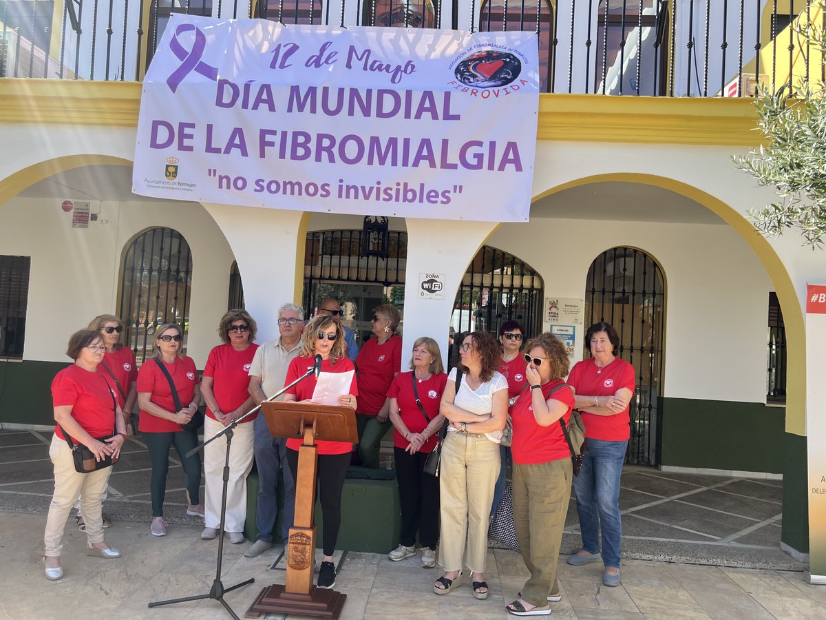 AytoBormujos's tweet photo. # BormujosParaVivir 🏦 Hoy se celebra el #DiaMundialDeLaFibromialgia y desde Bormujos se ha querido darle visibilidad
🗣️El alcalde @pacomolinaharo y la   delegada de Participación Ciudadana, @Margabeltran han apoyado a la Asoc . Fibrovida en su lucha por la concienciación social. https://t.co/EDbHYKMRa9