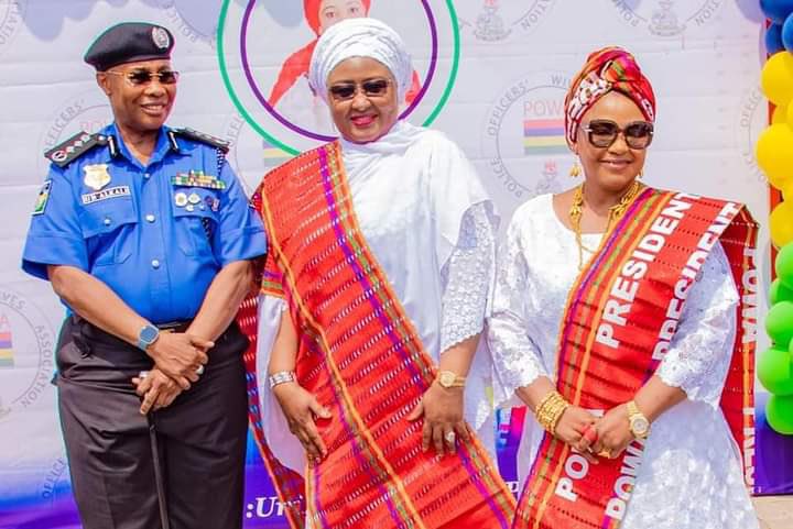 diisa2002's tweet photo. Awwwwwwww, see our Nigerian Mummies! The 3 of them look beautiful &amp; endowed. 🙏 https://t.co/NPZ4vh1tFi