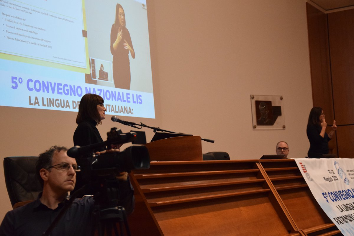 ENS_Italia's tweet image. 🤟 #5ConvegnoLIS Marinella Salami, #Interprete professionista di Lingua dei Segni Italiana, chiude la sessione mattutina con la relazione "#LIS e servizi di interpretariato: come è cambiata la #partecipazione sociale e la consapevolezza linguistica negli anni della #pandemia".