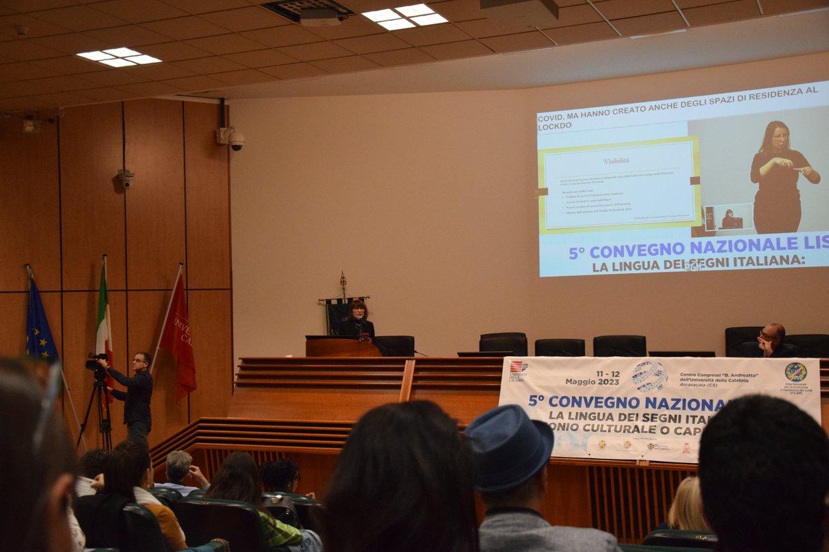 ENS_Italia's tweet image. 🤟 #5ConvegnoLIS Marinella Salami, #Interprete professionista di Lingua dei Segni Italiana, chiude la sessione mattutina con la relazione "#LIS e servizi di interpretariato: come è cambiata la #partecipazione sociale e la consapevolezza linguistica negli anni della #pandemia".