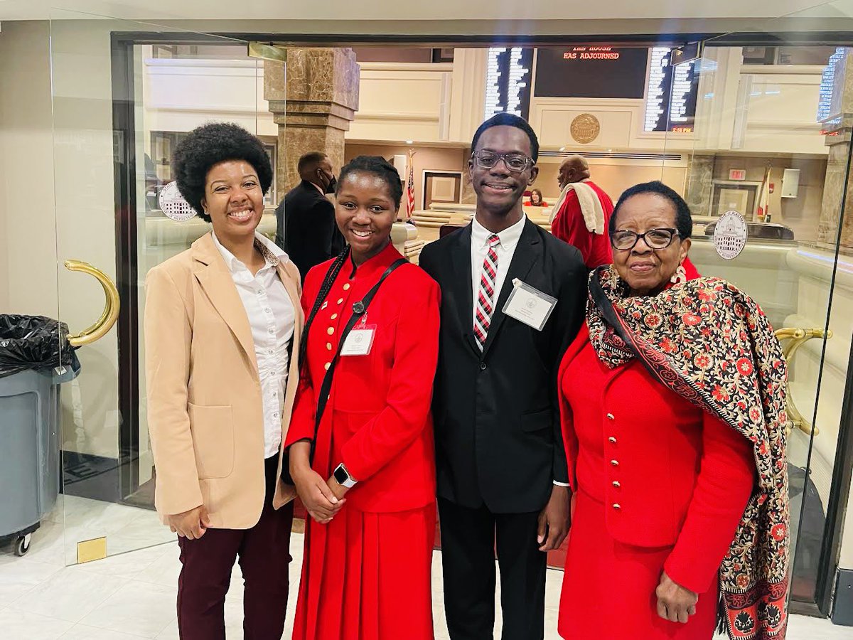 denisemose's tweet photo. DAY 5! Page Jacobi and Page Madison were joined by The Honorable #LauraHall! Several officials want them back and Speaker of the House
#nathanielledbetter signed their Certificates! Congrats! @USHouseofReps #PageProgram @kayiveyforgov @aamuedu @DowntownHSV @dreamersacademy πποΈ https://t.co/iYWIF2Z09z