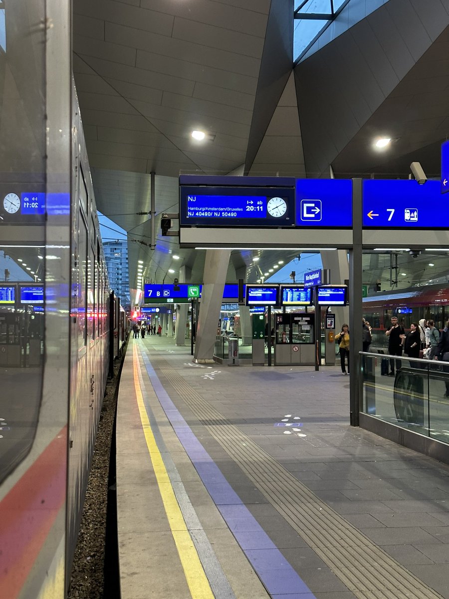 taivas_'s tweet photo. How it started: #Nighjet Wien-Brussels in 4er Liege, ca. 30 Min Verspätung, trotzdem sehr angenehm

How it‘s going: #Eurostar nach London, 1 Stunde Verspätung wg eines schadhaften Zuges
Btw. Sicherheits- und Passkontrolle haben nicht mal 10Min gedauert😅 https://t.co/3otVwVNDDo