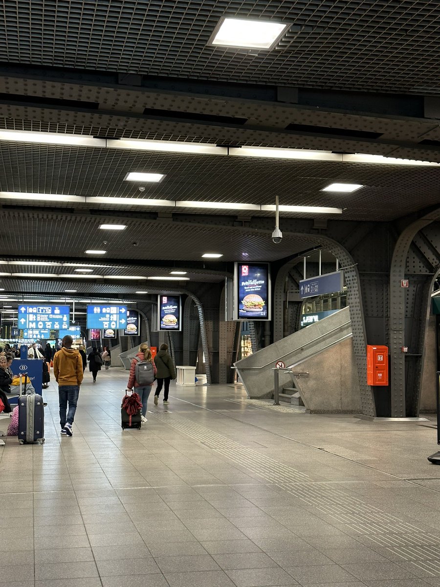 taivas_'s tweet photo. How it started: #Nighjet Wien-Brussels in 4er Liege, ca. 30 Min Verspätung, trotzdem sehr angenehm

How it‘s going: #Eurostar nach London, 1 Stunde Verspätung wg eines schadhaften Zuges
Btw. Sicherheits- und Passkontrolle haben nicht mal 10Min gedauert😅 https://t.co/3otVwVNDDo