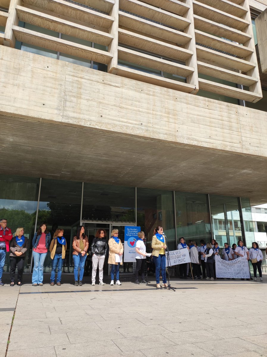 ajmollet's tweet photo. 💙Lectura del manifest conjunt amb @afimoic a les portes de l'Ajuntament

💙Avui, 12 de maig, es commemora el Dia Mundial de la Fibromiàlgia, de la Síndrome de la Fatiga Crònica i d'altres síndromes de sensibilització central  

#DiaMundialDeLaFibromialgia https://t.co/n0xpnAOhp9