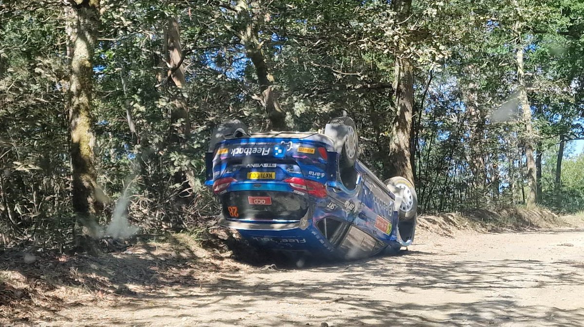 Contrasting fortunes for the M-Sport WRC2 squad. 😬

Adrien Fourmaux is leading the rally over Andreas Mikkelsen, but Gregoire Munster rolled his Fiesta Rally2 on SS1 😥

#RallyPortugal #WRC #WRCLive