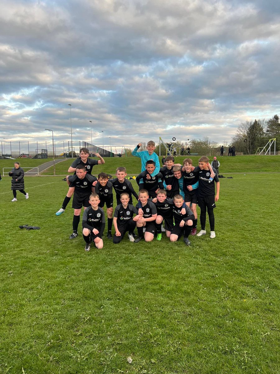 Sonic2511's tweet photo. Big night for our @BlackburnUtdCSC U13 boys tonight! Let’s go! Mon The Burnie ⚫️⚪️🏆⚫️⚪️ best of luck to this amazing wee team!! #fridaynightfinal xoxo https://t.co/bjBkzDOtlH