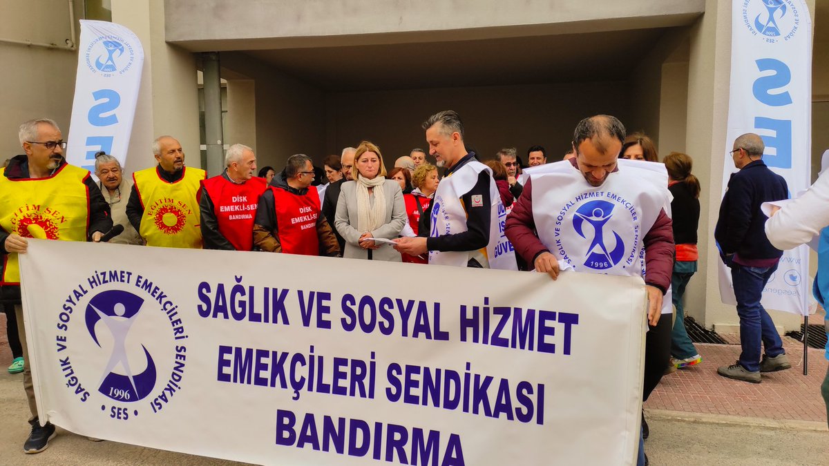 FATMASBELSALI1's tweet photo. 12-18 Mayıs Hemşireler Haftası kapsamında; SES Balıkesir Şubesi tarafından, Bandırma Eğitim ve Araştırma Hastanesi'nde yapılan Basın Açıklamasına katıldık.

Size söz sağlık ordumuzun vazgeçilmezleri:
Her şey çok güzel olacak!

#HemşirelerHaftası 
#HerşeyÇokGüzelOlacak #Haydi https://t.co/DtfuPzZE5R