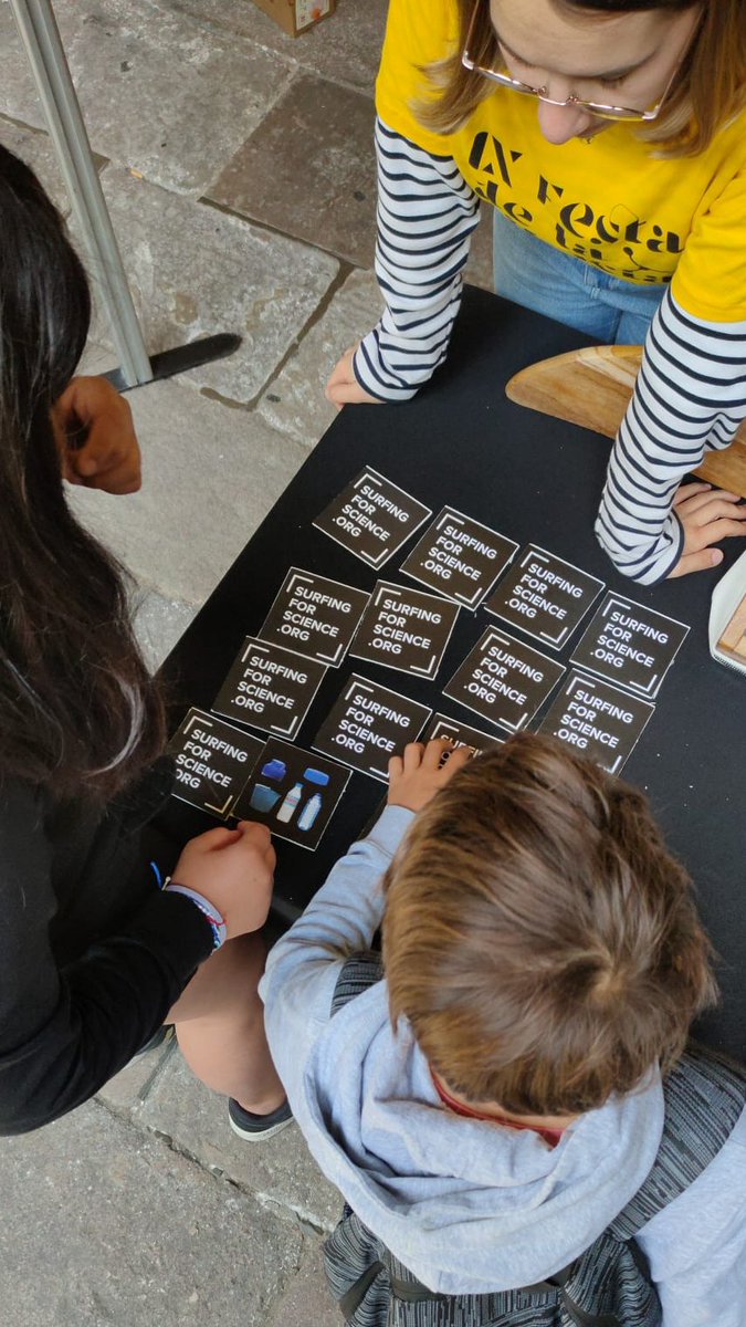 🌊🏄‍♀️Avui estem a la #FestaCiènciaUB presentant el projecte #surfingforscience i el nou joc de memòria que ha ideat la Naia! 
🃏Investiga i descobreix d'on provenen els microplàstics que trobem surant a la costa catalana! @surfriderespana @UniBarcelona @UBDivulga @geologiaub