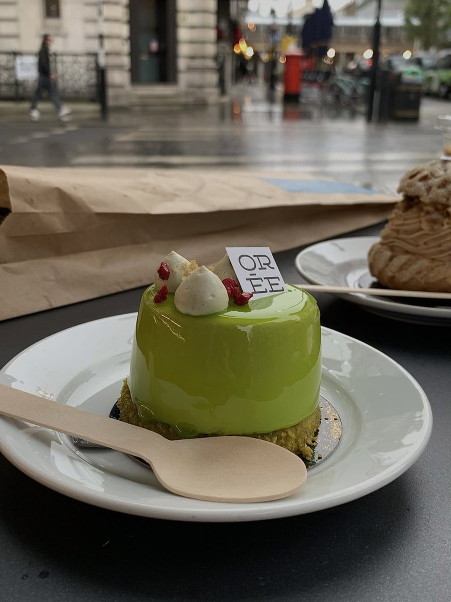 I passed a quiet cafe on a rainy day, and the black baguette recommended to me by a friend was not bad