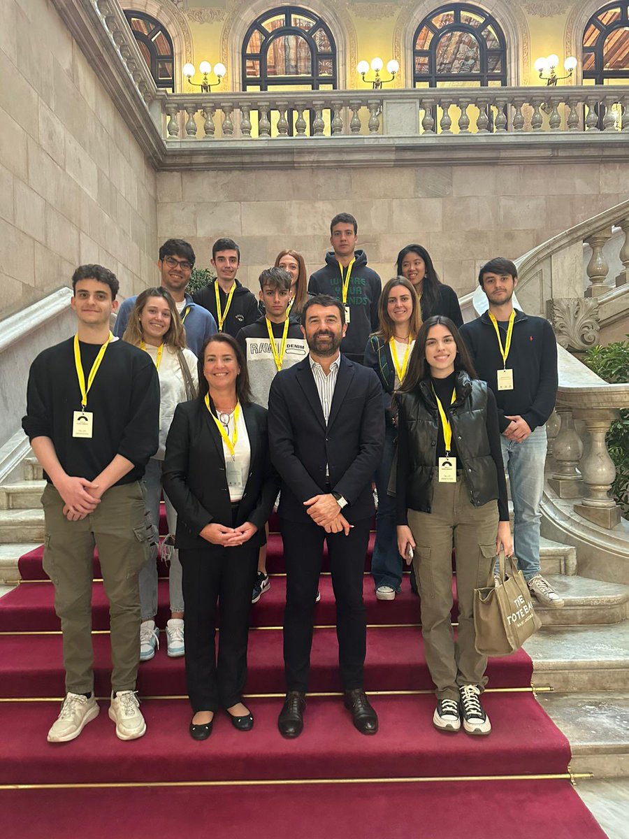 coffeeandcom's tweet photo. Moltes gràcies @EduardTriay @parlamentcat @AulaParlament per la visita. Hem après molt sobre el funcionament de les #RelacionsInstitucionals i #Protocol https://t.co/91LetaiEPN