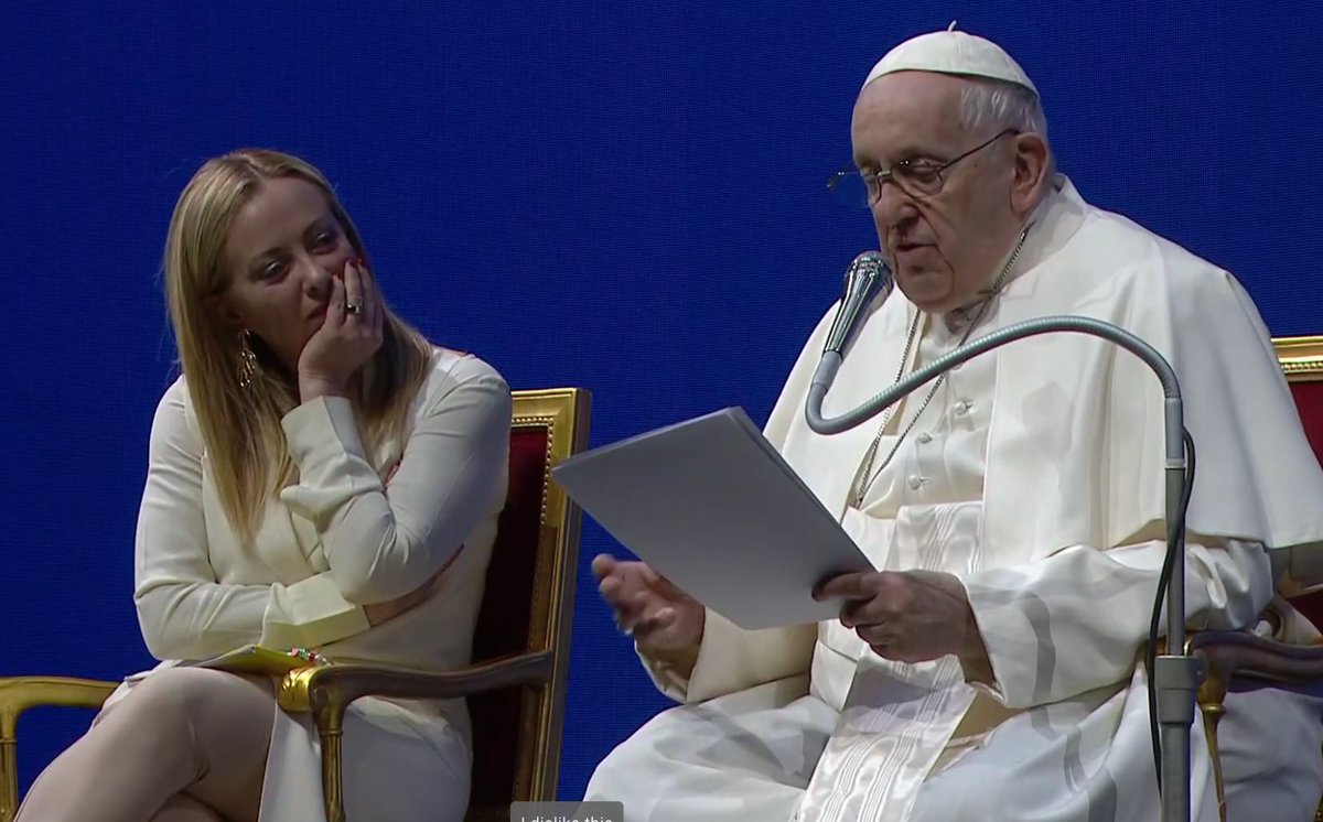 Raro es ver a un pontífice participando en una conferencia, compartiendo escenario con otros terrícolas. La cara de fascinación de Giorgia Meloni con @Pontifex_es no tiene precio