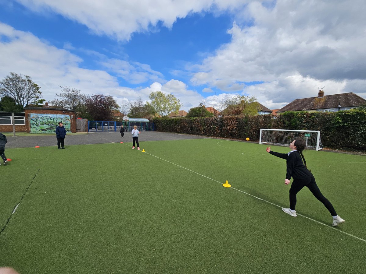 ParrotsBCP's tweet photo. Some 📸 from our rounders lesson in PE this week! @BeechesCP https://t.co/bZriAvan2A