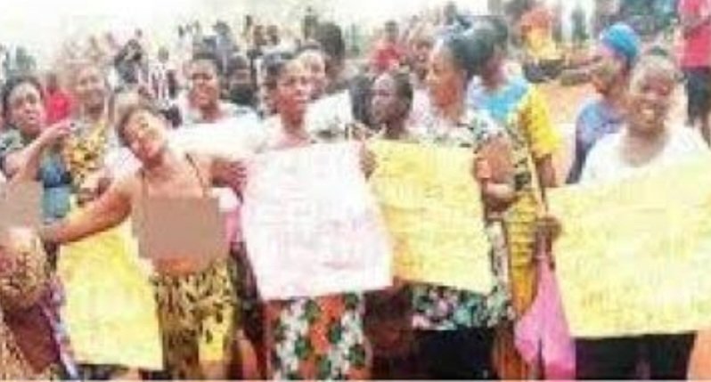 Anambra Women Protest Against Tradition Of Forcing Widows To Drink Water Washed Off Their Dead Husbands | Sahara Reporters bit.ly/3nXwWhO