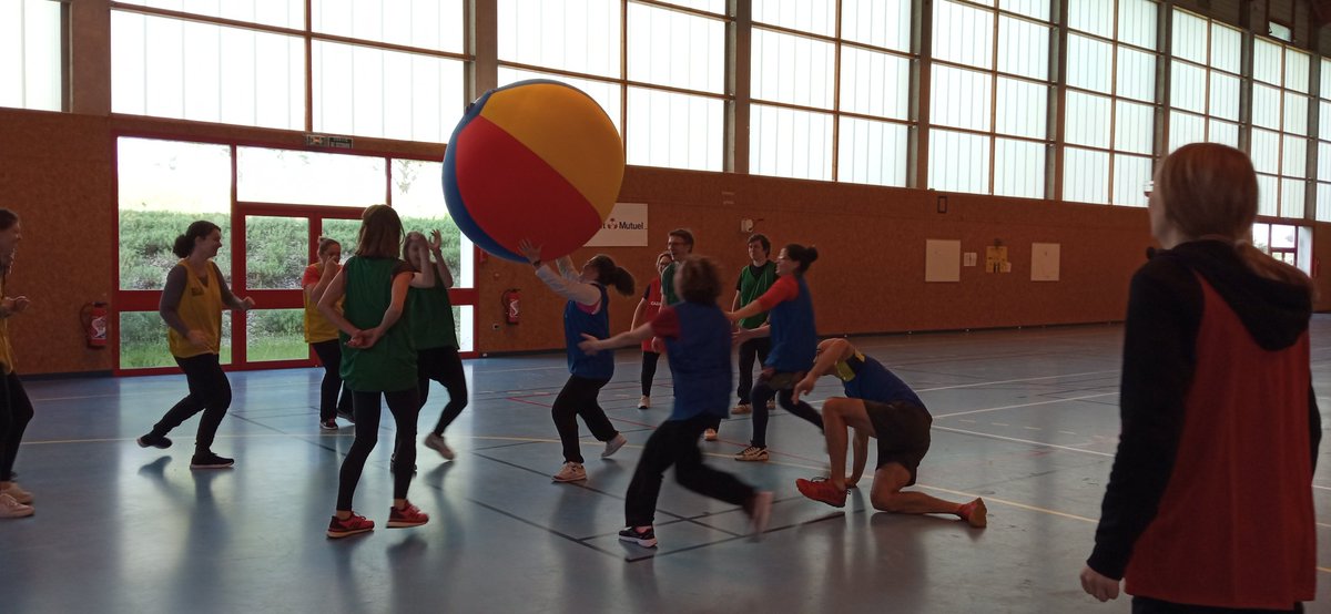 ADASEN61's tweet photo. Stage "enseigner EN anglais" J2. Choix de sports collectifs nords américains pour apport culturel tout en construisant de solides compétences en EPS. #planLV @dsden61 @RubanYannick @ac_normandie https://t.co/WRXZp2gssM