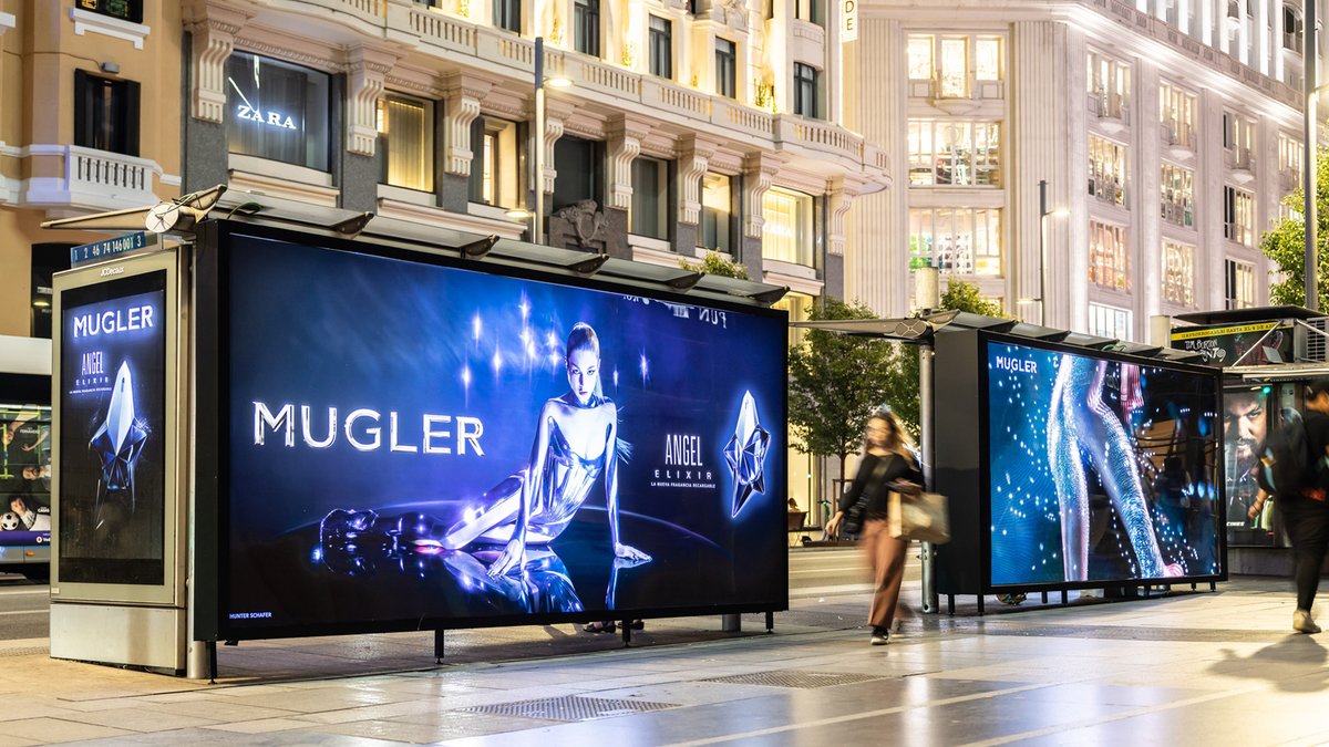 JCDecaux_ES's tweet photo. La nueva campaña de @lorealparis_es @Mugler  ha llegado para dominar la Gran Vía 😉 Utilizando nuestras marquesinas convertidas en grandes pantallas digitales y un cajón Looklight en mupis, comunican el lanzamiento de su nueva línea de fragancias✨🔮 
#JCDecaux #Loreal #Mugler https://t.co/lTW5Dw3NCw