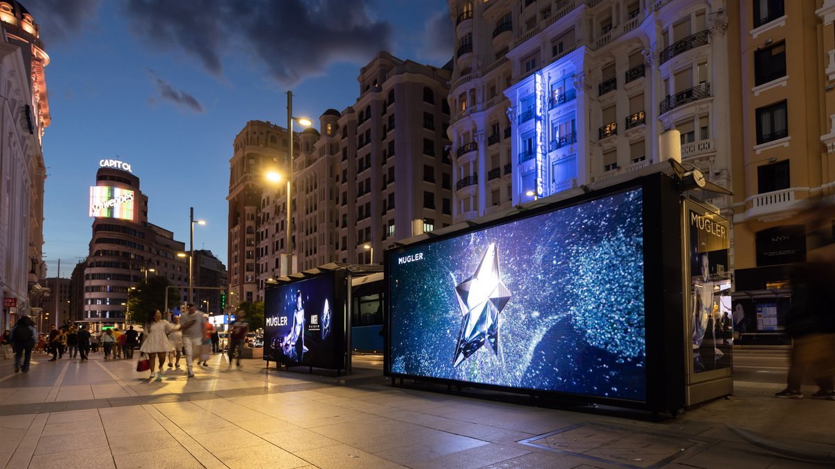JCDecaux_ES's tweet photo. La nueva campaña de @lorealparis_es @Mugler  ha llegado para dominar la Gran Vía 😉 Utilizando nuestras marquesinas convertidas en grandes pantallas digitales y un cajón Looklight en mupis, comunican el lanzamiento de su nueva línea de fragancias✨🔮 
#JCDecaux #Loreal #Mugler https://t.co/lTW5Dw3NCw