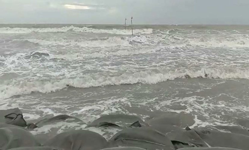 কুয়াকাটা সংলগ্ন বঙ্গোপসাগর উত্তাল