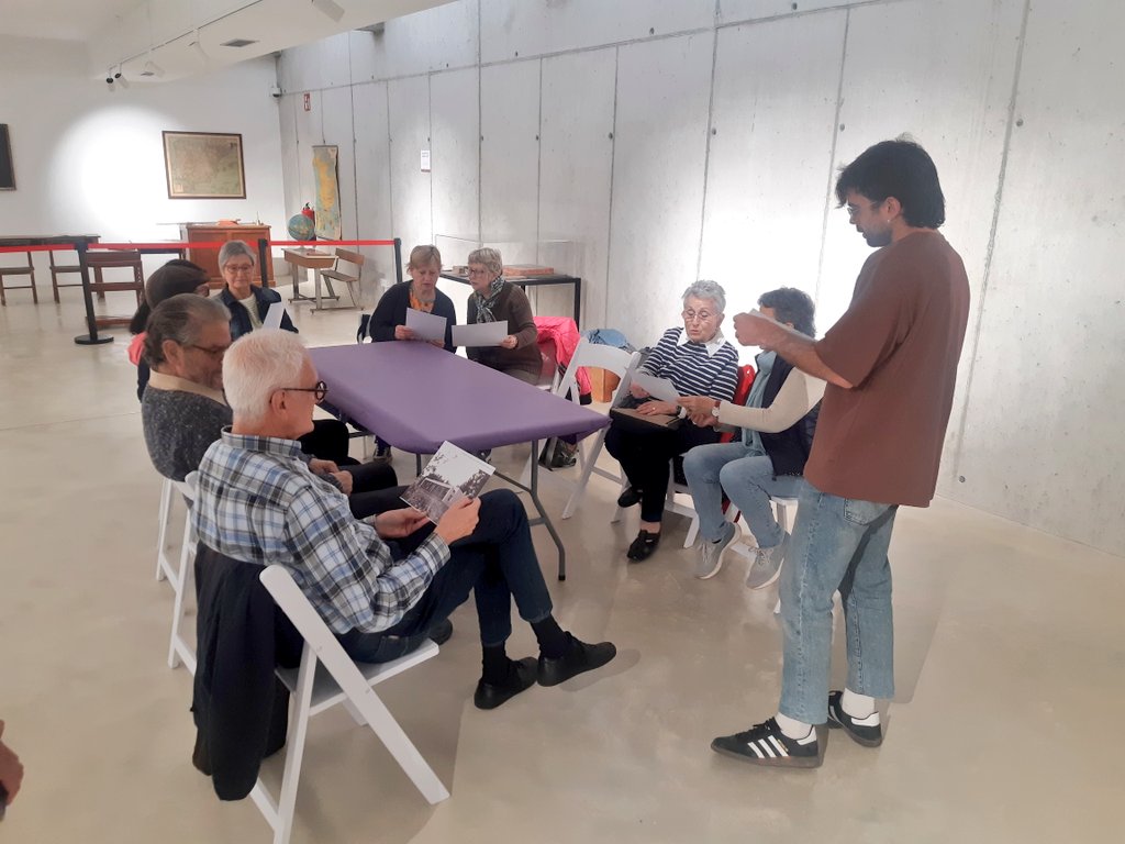 Mancoplana's tweet photo. Ahir una nova Píndola Cultural al Camp de les Lloses per apropar-nos al món de l'educació durant la 2a República. Un taller de descoberta a càrrec d'Schola Didàctica Activa! #cultura #passatipresent #envellimentactiu @tona_aj @vicustona https://t.co/BEtp6DcpM1