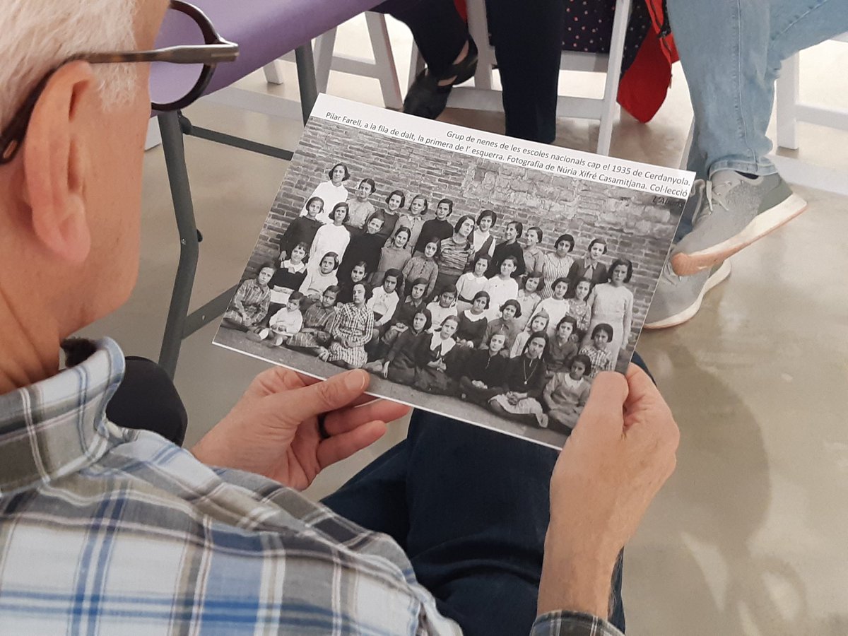 Mancoplana's tweet photo. Ahir una nova Píndola Cultural al Camp de les Lloses per apropar-nos al món de l'educació durant la 2a República. Un taller de descoberta a càrrec d'Schola Didàctica Activa! #cultura #passatipresent #envellimentactiu @tona_aj @vicustona https://t.co/BEtp6DcpM1