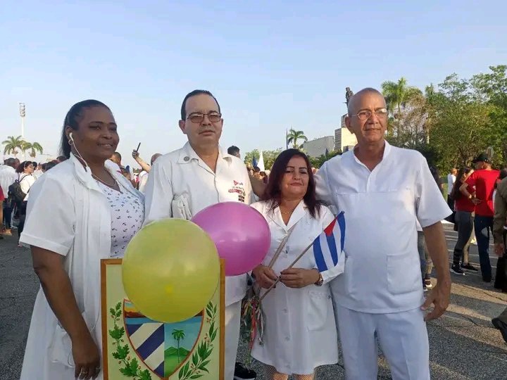 AlbertoLopezcu's tweet photo. #BuenosDías
Hoy despertamos agradeciendo la noble e inmensa labor de enfermeras y enfermeros.
Muchas felicidades a ustedes q cuando la salud se quiebra sostienen nuestra mano.
#CubaPorLaVida 
#JuntosPorVillaClara. https://t.co/UhN9iAPm3p