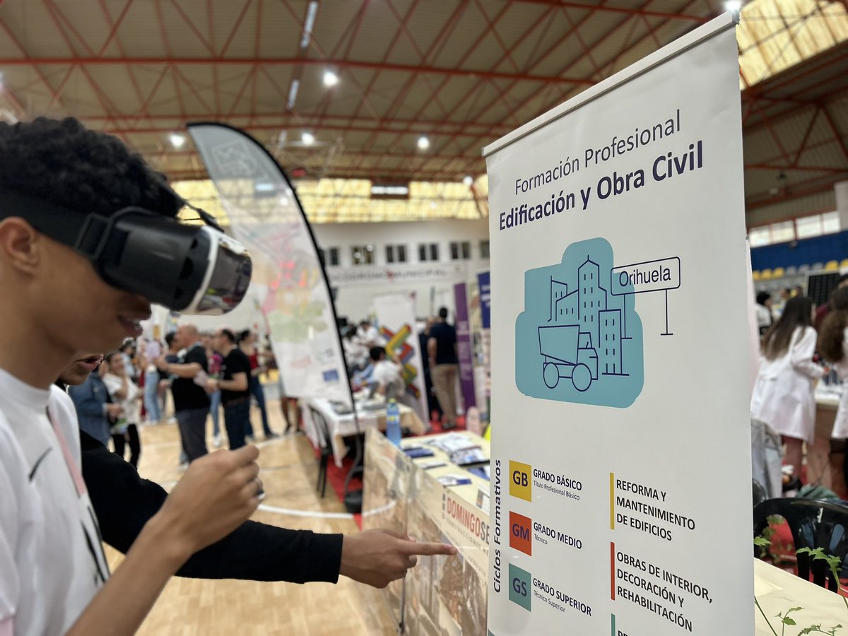 EdificaOrihuela's tweet photo. #Aprender cómo mostrar a los futuros usuarios de una forma más real tus proyectos de edificación, tu vivienda! #FP #EdificaciónYObraCivil #feriafp #realidadvirtual #fututo #experiencias #profesionalidad #IESElPalmeral https://t.co/YGyJa9VINN