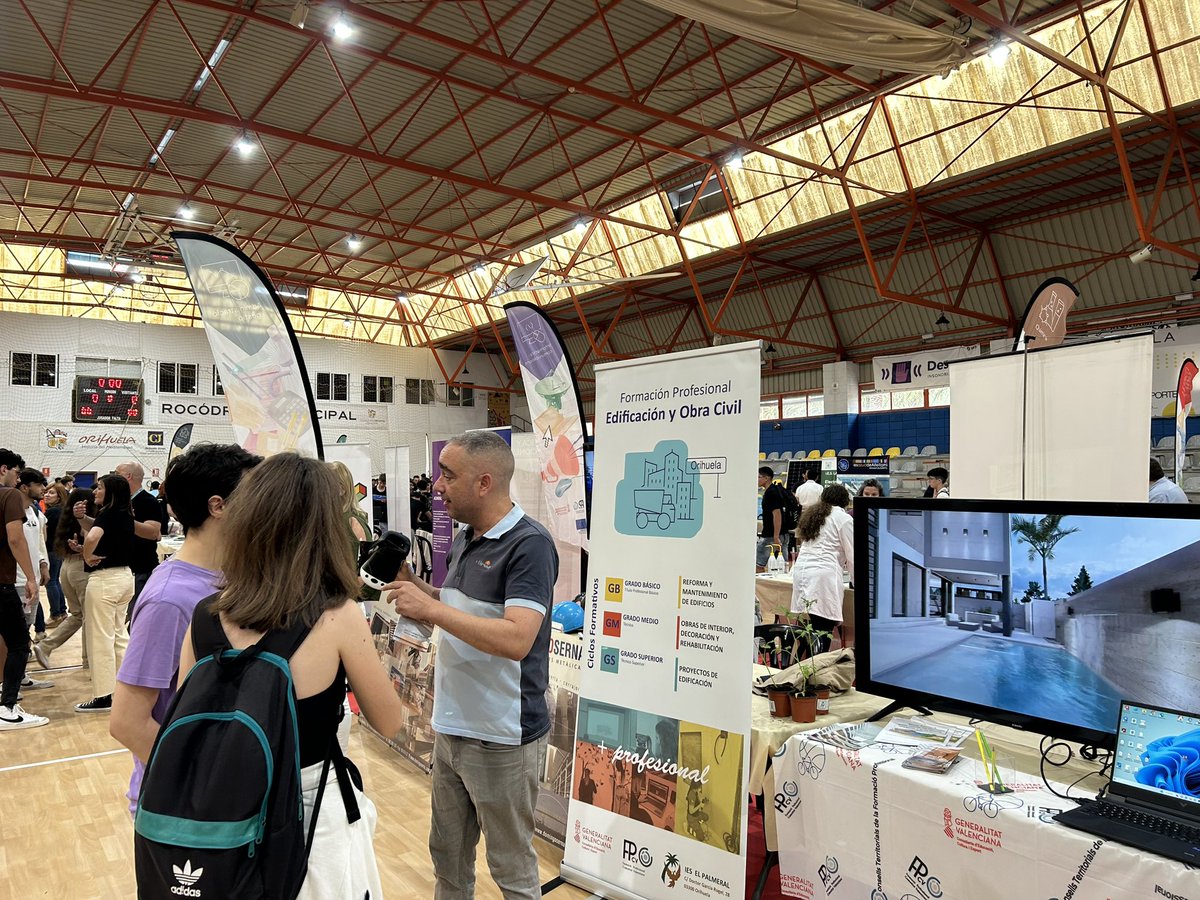 EdificaOrihuela's tweet photo. #Aprender cómo mostrar a los futuros usuarios de una forma más real tus proyectos de edificación, tu vivienda! #FP #EdificaciónYObraCivil #feriafp #realidadvirtual #fututo #experiencias #profesionalidad #IESElPalmeral https://t.co/YGyJa9VINN
