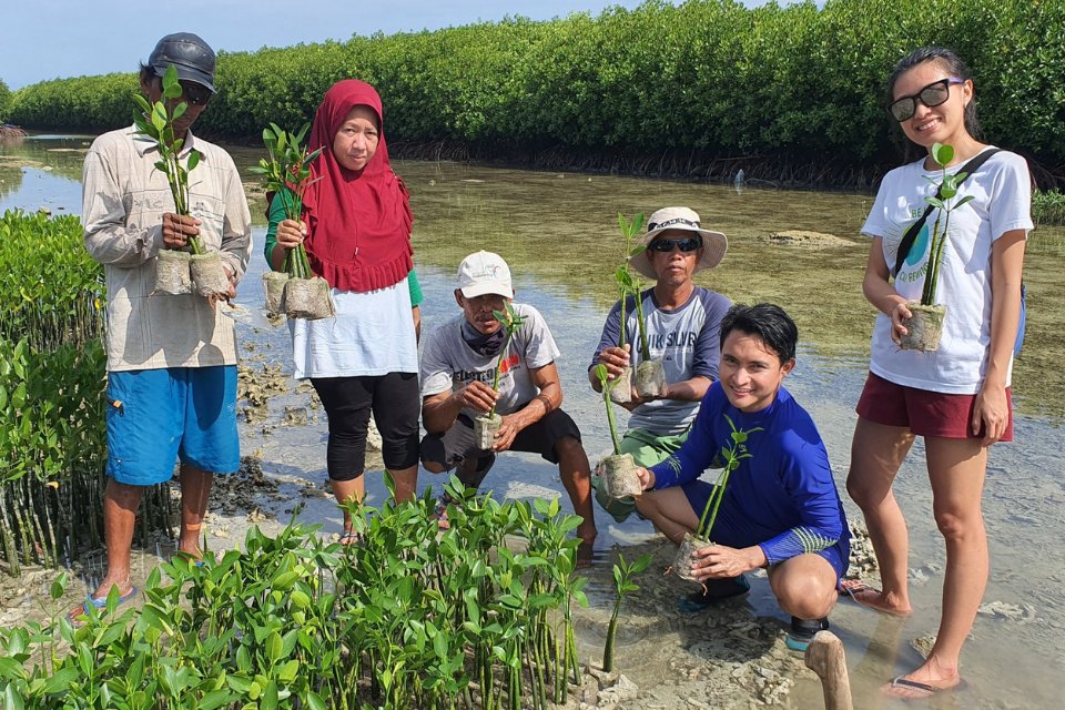 NewEnergyNexus's tweet photo. Check out 3 unique startups in our 2023 Smart Energy Program in Indonesia! 👉 https://t.co/U70HuaRqeC

🍃CarbonEthics: Clean tech startup with a grassroots approach

♻Buangdisini: Connects informal sectors to recycling industries

🌏Databiota: A carbon emissions biotech startup https://t.co/vBs6bGlRVs