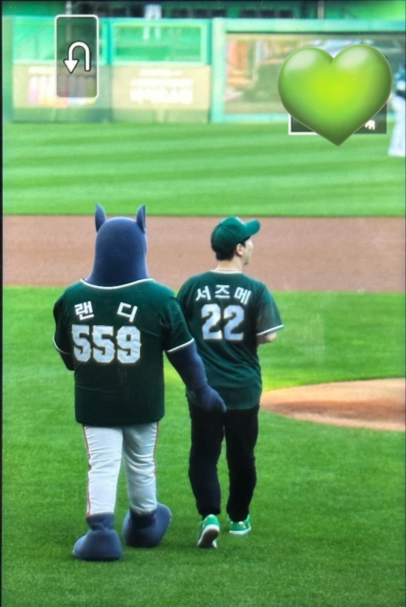 YesPercent's tweet photo. 230512 SSG vs 한화전 시구

Preview.
#정주원 성우님

서즈메의 문단속🚪

#SSG랜더스 #성우정주원
#최강한화 💚 https://t.co/XWyW5WoDEb