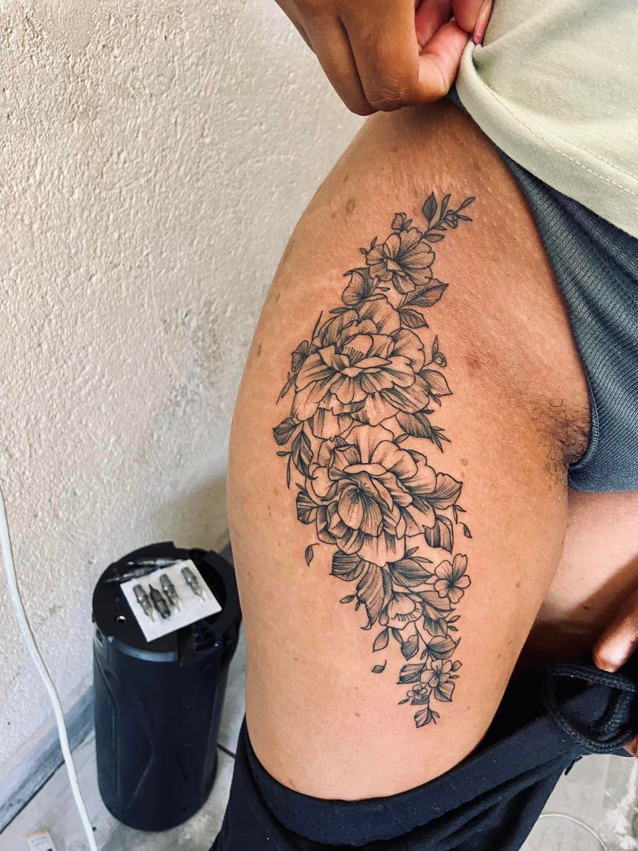 Carolinerathabe's tweet image. Is there  female tattoo artist?