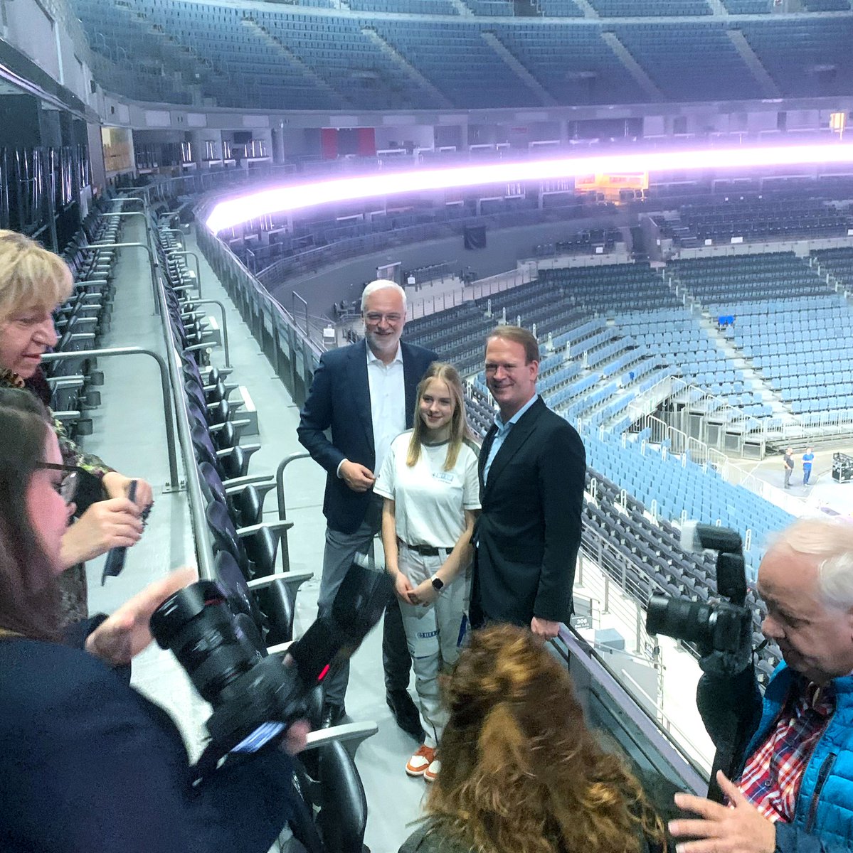 hwk_koeln's tweet photo. Am 25.5 findet von 13-17 Uhr das AZUBI MEETUP HANDWERK, die größte Ausbildungsbörse des regionalen Handwerks, in der @LANXESSarena statt! Über 70 Handwerksbetriebe sind live vor Ort! Heute PK mit Lanxess-CEO Stefan Löcher, HGF @GarreltDuin &amp; Ausbildungsbotschafterin Sophie! https://t.co/7Y6BJhOa73