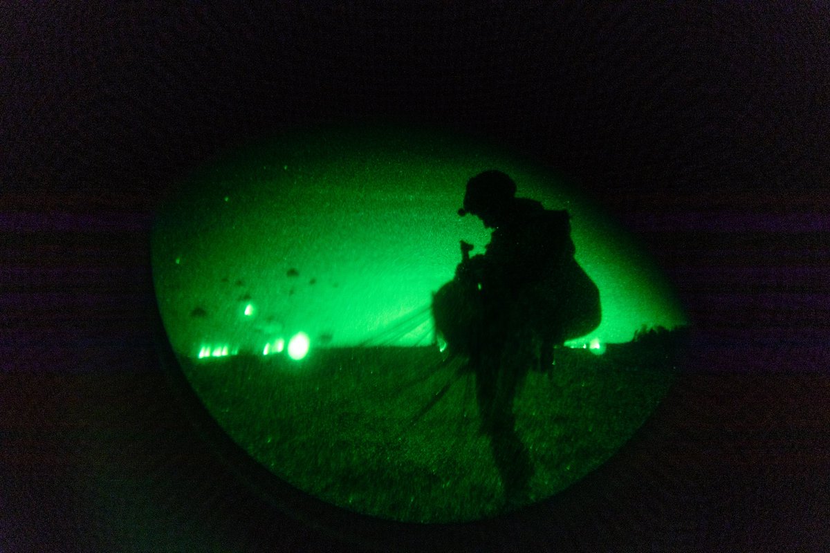 Kaitsevagi's tweet image. ~600 allied airborne troops jumped onto Estonian Nurmsi airfield this night as part of the #SwiftResponse 2023 exercise. @NATO allies from United Kingdom, Poland and Czech Republic were participating in the airdrop. The United States and @kaitsevagi were supporting the operation.