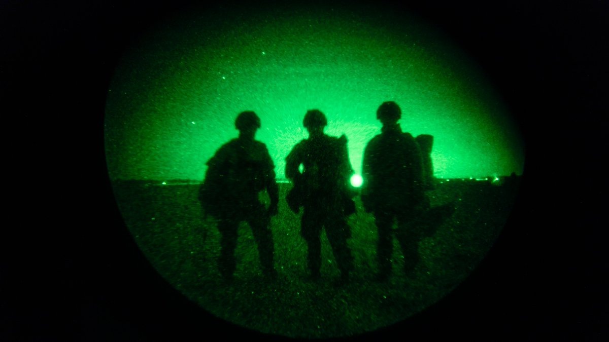 Kaitsevagi's tweet image. ~600 allied airborne troops jumped onto Estonian Nurmsi airfield this night as part of the #SwiftResponse 2023 exercise. @NATO allies from United Kingdom, Poland and Czech Republic were participating in the airdrop. The United States and @kaitsevagi were supporting the operation.