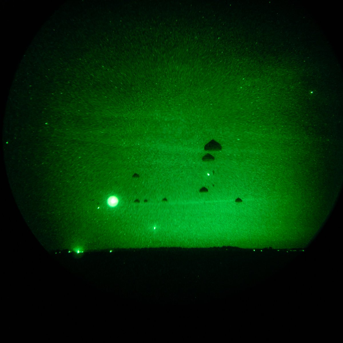 Kaitsevagi's tweet image. ~600 allied airborne troops jumped onto Estonian Nurmsi airfield this night as part of the #SwiftResponse 2023 exercise. @NATO allies from United Kingdom, Poland and Czech Republic were participating in the airdrop. The United States and @kaitsevagi were supporting the operation.